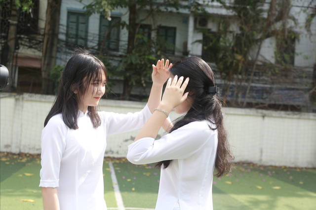 Học sinh THPT Phan Huy Chú ngập tràn cảm xúc trong lễ bế giảng - Ảnh 2.