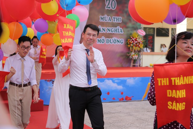 Học sinh THPT Phan Huy Chú ngập tràn cảm xúc trong lễ bế giảng - Ảnh 5.