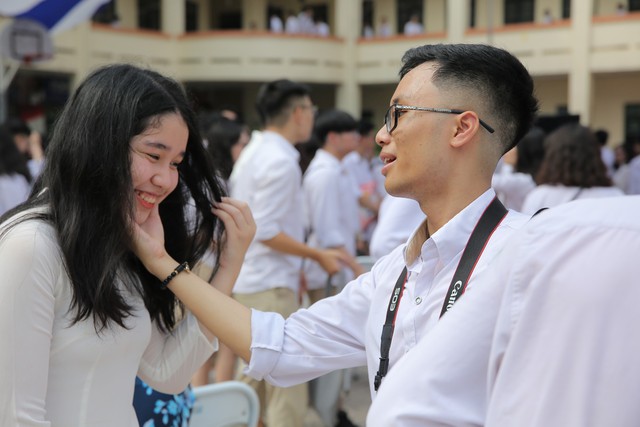 Học sinh THPT Phan Huy Chú ngập tràn cảm xúc trong lễ bế giảng - Ảnh 7.