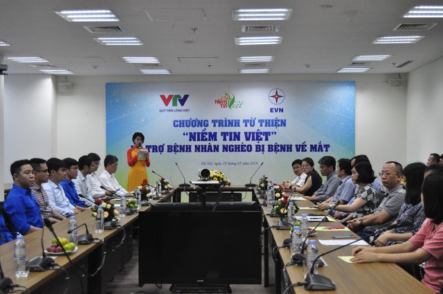 Tập đoàn Điện lực Việt Nam và Quỹ Tấm lòng Việt triển khai chương trình mổ mắt miễn phí cho người nghèo trên khắp cả nước - Ảnh 2.