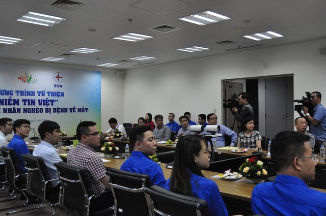 Tập đoàn Điện lực Việt Nam và Quỹ Tấm lòng Việt triển khai chương trình mổ mắt miễn phí cho người nghèo trên khắp cả nước - Ảnh 7.