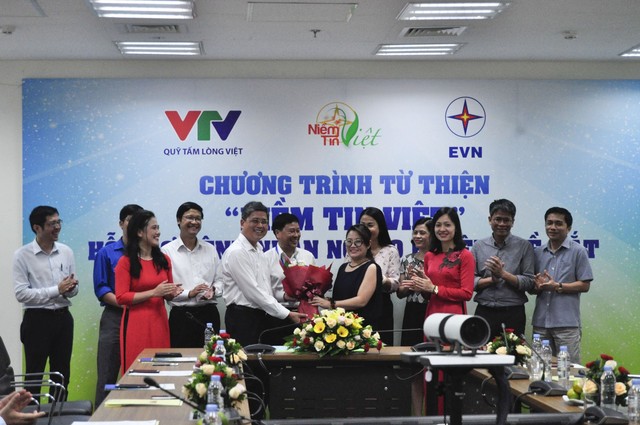 Tập đoàn Điện lực Việt Nam và Quỹ Tấm lòng Việt triển khai chương trình mổ mắt miễn phí cho người nghèo trên khắp cả nước - Ảnh 1.