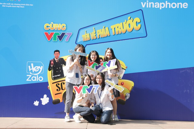 Ấn tượng những chuyến xe VTV7 School tour sôi động tại Hà Nội - Ảnh 1.