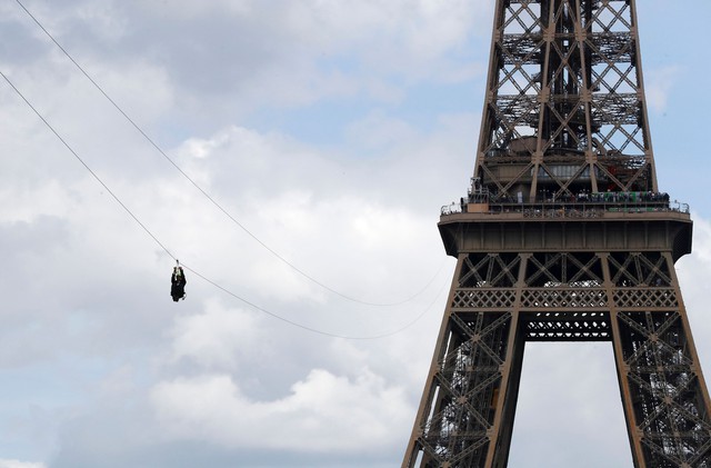 Trượt zipline ngắm toàn cảnh Paris - Ảnh 1.