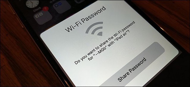 Cách chia sẻ mật khẩu Wi-Fi giữa các máy iPhone, iPad - Ảnh 1.