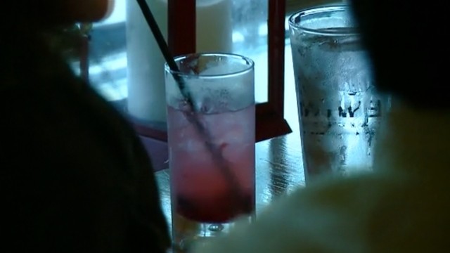 Độc - lạ: Ly cocktail “đèn đỏ” - Ảnh 1.