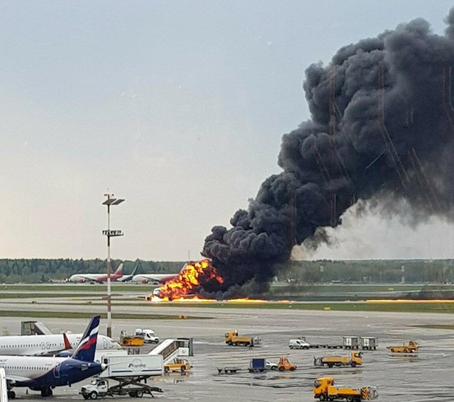 Máy bay Nga bốc cháy dữ dội khi hạ cánh, 41 người thiệt mạng - Ảnh 1.