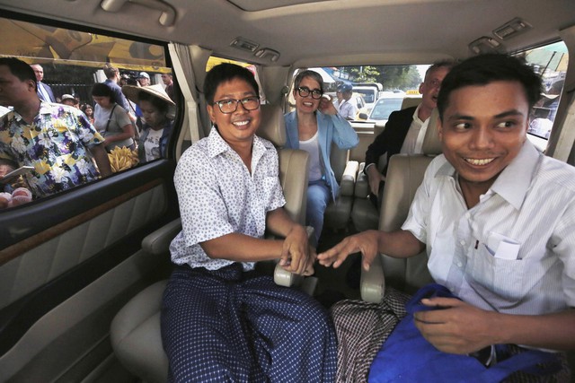 Myanmar trả tự do cho 2 phóng viên Reuters - Ảnh 1.