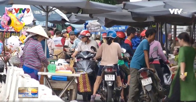 Khánh Hòa: Họp chợ lấn chiếm tỉnh lộ 3 - Ảnh 1.