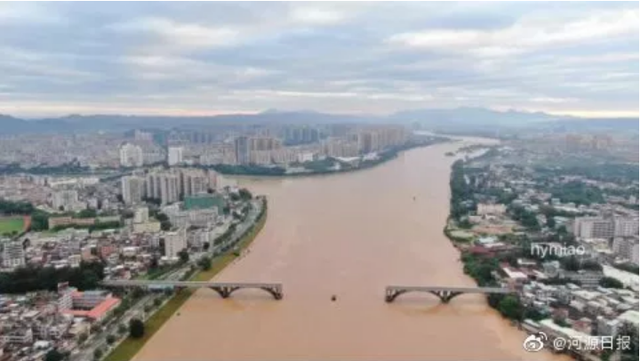 Sập cầu tại Trung Quốc, 2 ô tô rơi xuống sông - Ảnh 2.