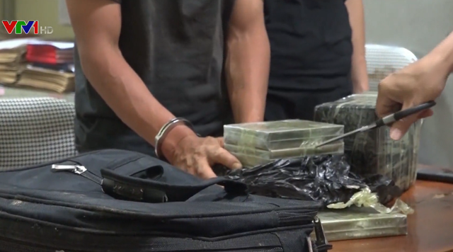 Lào Cai bắt 6 đối tượng vận chuyển hàng chục bánh heroin - Ảnh 1.