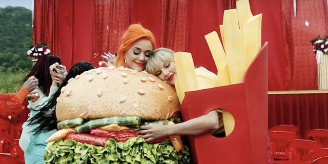 Taylor Swift ra mắt MV mới, fan “bấn loạn” khi thấy Katy Perry xuất hiện - Ảnh 1.