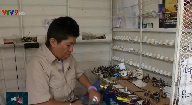 Người dân Venezuela kiếm tiền từ sản phẩm tái chế - Ảnh 1.