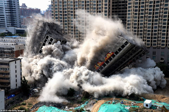 Trung Quốc giật sập 2 tòa chung cư cao 20 tầng vì xây dựng trái phép - Ảnh 1.