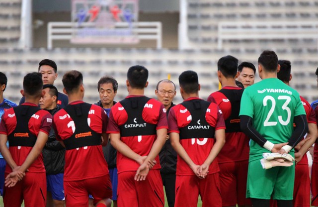 Buổi tập đầu tiên của ĐT Việt Nam tại Buriram: Khởi động nhẹ nhàng cho Kings Cup 2019 - Ảnh 2.