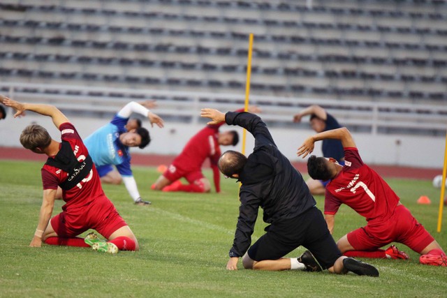 Buổi tập đầu tiên của ĐT Việt Nam tại Buriram: Khởi động nhẹ nhàng cho Kings Cup 2019 - Ảnh 10.