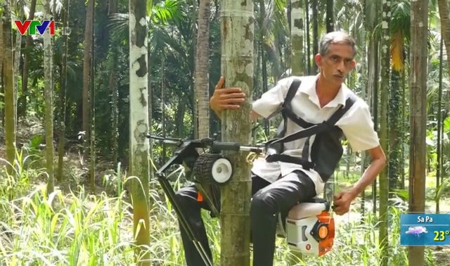 Nông dân Ấn Độ tận dụng xe máy cũ sáng chế máy leo cây - Ảnh 1.