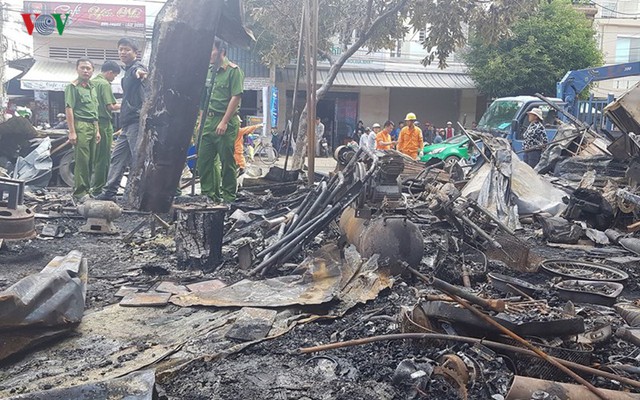 Cháy lớn thiêu rụi 12 ki ốt ở thị trấn Liên Nghĩa (Lâm Đồng) - Ảnh 2.