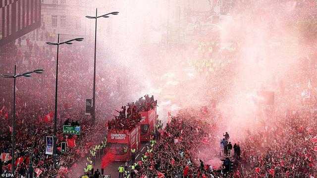 ẢNH: Biển người tại Liverpool chào đón nhà tân vô địch Champions League - Ảnh 2.