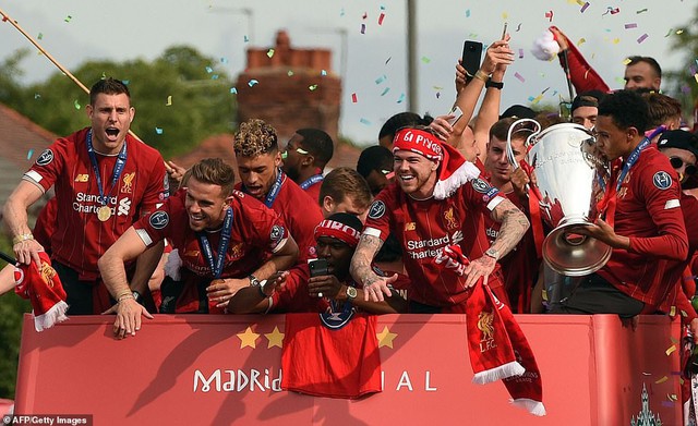 ẢNH: Biển người tại Liverpool chào đón nhà tân vô địch Champions League - Ảnh 10.