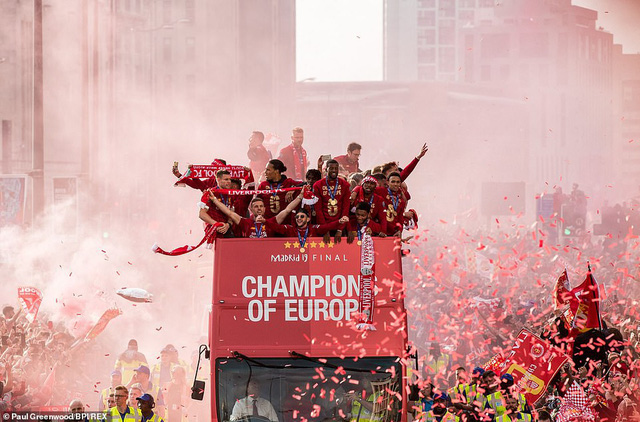ẢNH: Biển người tại Liverpool chào đón nhà tân vô địch Champions League - Ảnh 3.