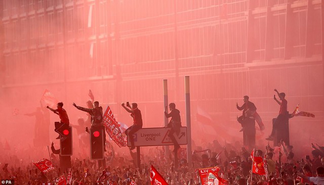 ẢNH: Biển người tại Liverpool chào đón nhà tân vô địch Champions League - Ảnh 4.