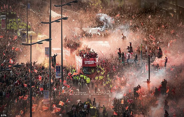 ẢNH: Biển người tại Liverpool chào đón nhà tân vô địch Champions League - Ảnh 5.