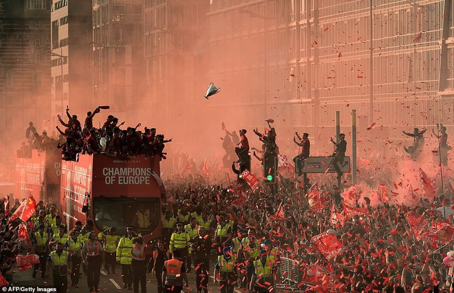 ẢNH: Biển người tại Liverpool chào đón nhà tân vô địch Champions League - Ảnh 7.