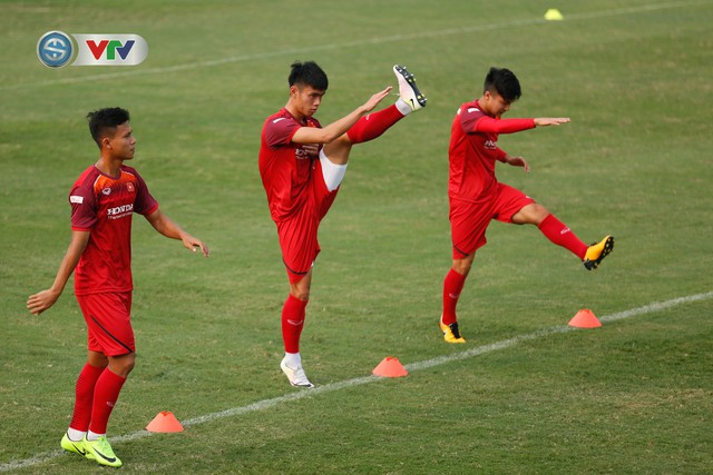 U23 Việt Nam có ngày đầu tiên tập luyện đầy đủ quân số - Ảnh 10.