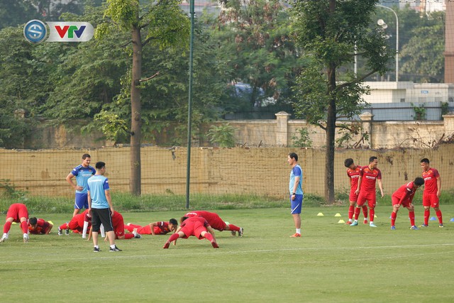 U23 Việt Nam có ngày đầu tiên tập luyện đầy đủ quân số - Ảnh 13.
