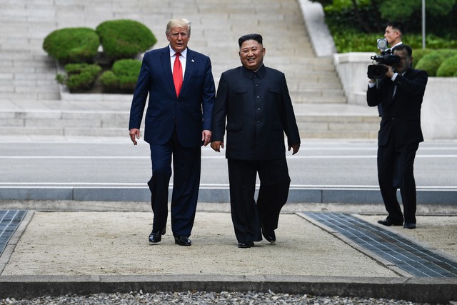 Những hình ảnh ấn tượng từ cuộc gặp lịch sử giữa Trump - Kim tại DMZ - Ảnh 8.