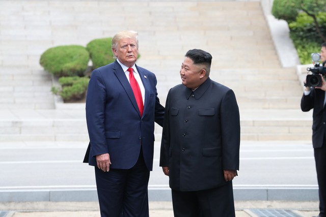 Những hình ảnh ấn tượng từ cuộc gặp lịch sử giữa Trump - Kim tại DMZ - Ảnh 7.