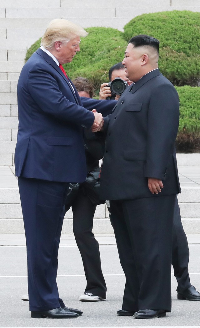 Những hình ảnh ấn tượng từ cuộc gặp lịch sử giữa Trump - Kim tại DMZ - Ảnh 16.