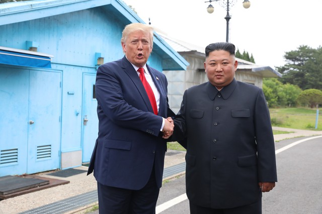 Những hình ảnh ấn tượng từ cuộc gặp lịch sử giữa Trump - Kim tại DMZ - Ảnh 9.