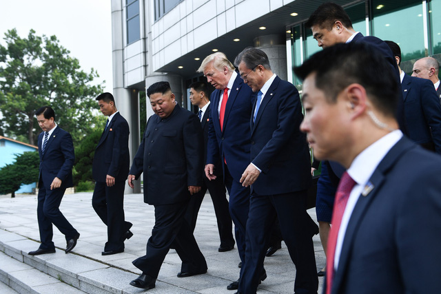 Những hình ảnh ấn tượng từ cuộc gặp lịch sử giữa Trump - Kim tại DMZ - Ảnh 14.