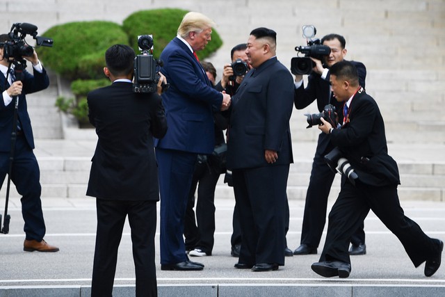 Những hình ảnh ấn tượng từ cuộc gặp lịch sử giữa Trump - Kim tại DMZ - Ảnh 6.
