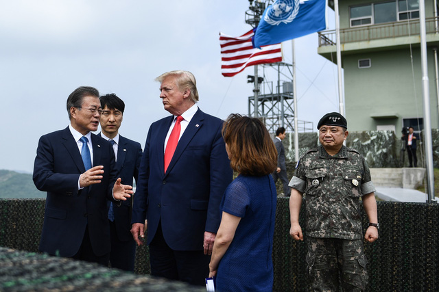 Những hình ảnh ấn tượng từ cuộc gặp lịch sử giữa Trump - Kim tại DMZ - Ảnh 1.