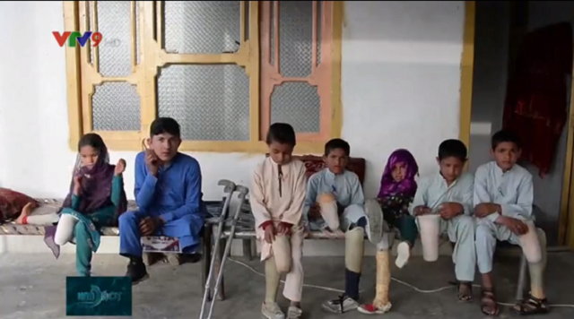 Afghanistan: Gia đình có 10 đứa trẻ thiệt mạng hoặc bị cụt chân do bom đạn - Ảnh 1.
