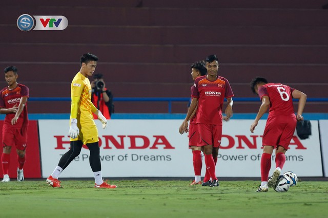 ẢNH: U23 Việt Nam tập làm quen sân vận động Việt Trì, sẵn sàng so tài U23 Myanmar - Ảnh 8.