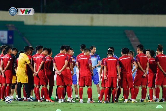 ẢNH: U23 Việt Nam tập làm quen sân vận động Việt Trì, sẵn sàng so tài U23 Myanmar - Ảnh 1.