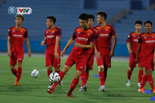 ẢNH: U23 Việt Nam tập làm quen sân vận động Việt Trì, sẵn sàng so tài U23 Myanmar - Ảnh 7.