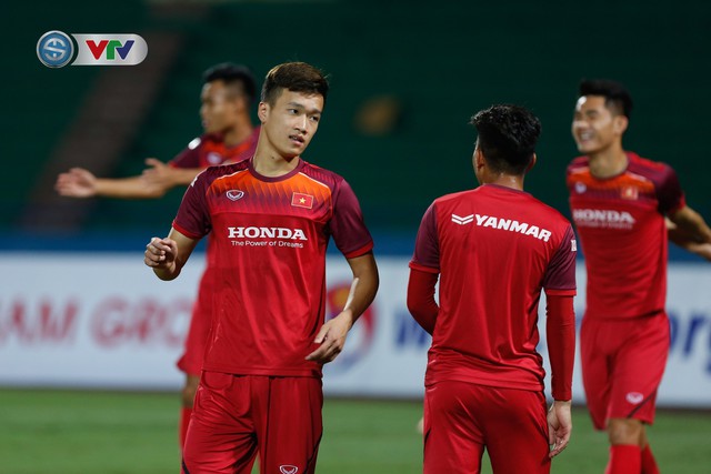 ẢNH: U23 Việt Nam tập làm quen sân vận động Việt Trì, sẵn sàng so tài U23 Myanmar - Ảnh 5.