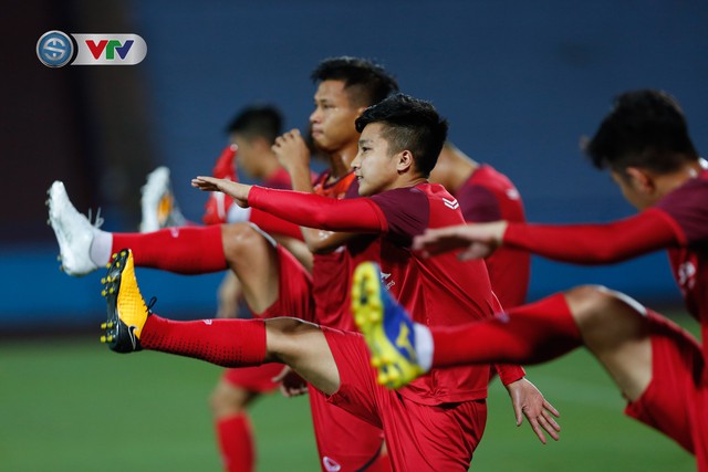 ẢNH: U23 Việt Nam tập làm quen sân vận động Việt Trì, sẵn sàng so tài U23 Myanmar - Ảnh 4.