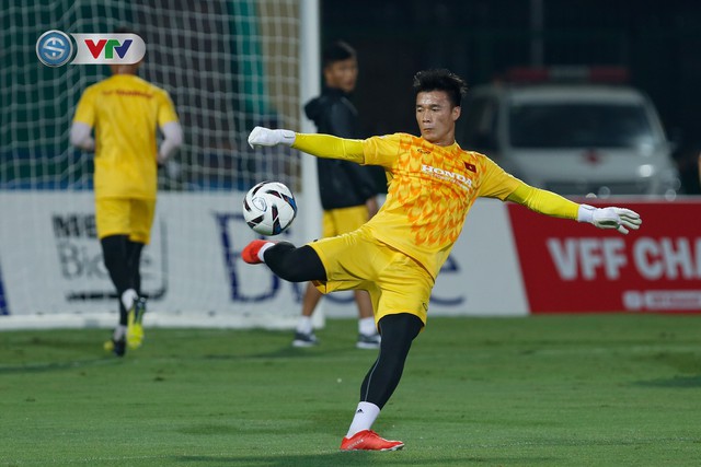 ẢNH: U23 Việt Nam tập làm quen sân vận động Việt Trì, sẵn sàng so tài U23 Myanmar - Ảnh 9.