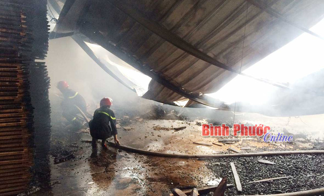 Cháy công ty gỗ tại Bình Phước gây thiệt hại khoảng 2,5 tỷ đồng - Ảnh 1.