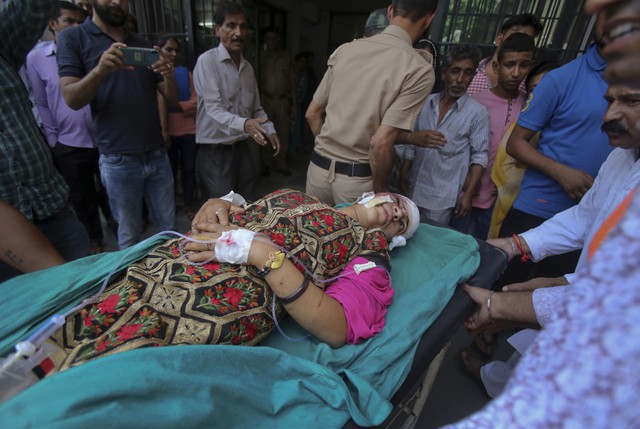Tai nạn xe bus thảm khốc ở Ấn Độ, ít nhất 35 người thiệt mạng - Ảnh 3.