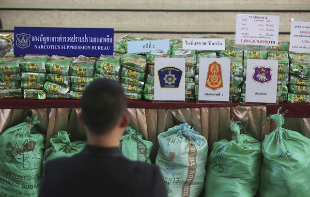 Thái Lan thu giữ lượng lớn thực phẩm chức năng bất hợp pháp - Ảnh 1.