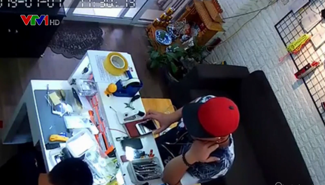Cảnh báo đối tượng chuyên trộm cắp trong các cửa hàng ở Hà Nội - Ảnh 1.