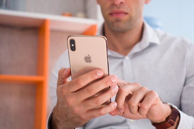 Có thể bị phạt đến 25 triệu USD nếu tiết lộ về iPhone 12 - Ảnh 1.