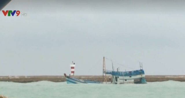 Bình Thuận: Tàu chở 70.000 lít dầu bị chìm ở đảo Phú Quý - Ảnh 2.